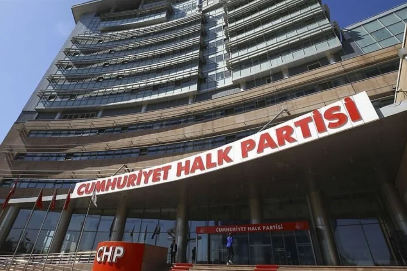 PARTİ İÇİ DEMOKRASİ VURGUSU
CHP İstanbul İlçe örgütü üyeleri, Avcılar'da düzenlenen çalıştayda bir araya geldi. Toplantıda, ön seçim talebi, delegelik sistemi, gizli oy, açık tasnif kuralı, aktif ve pasif üyelik, seçme ve seçilme hakkı, finansman, üç dönem kuralı, genel sekreterlik, MYK’nın oluşumu ve etik kurul gibi konular ele alındı. Çalıştay, Feramuz Öztürk başkanlığında kapalı salon toplantısıyla gerçekleştirildi. Eski CHP İstanbul İl Başkan Yardımcısı Hasan Babacan, eski CHP Avcılar İlçe Başkanı Erhan Bozan, CHP Başakşehir İlçe Örgütü üyeleri Banu Korkmaz Çelik ve Ayşe Kayım Bakır da divanda yer aldı.
