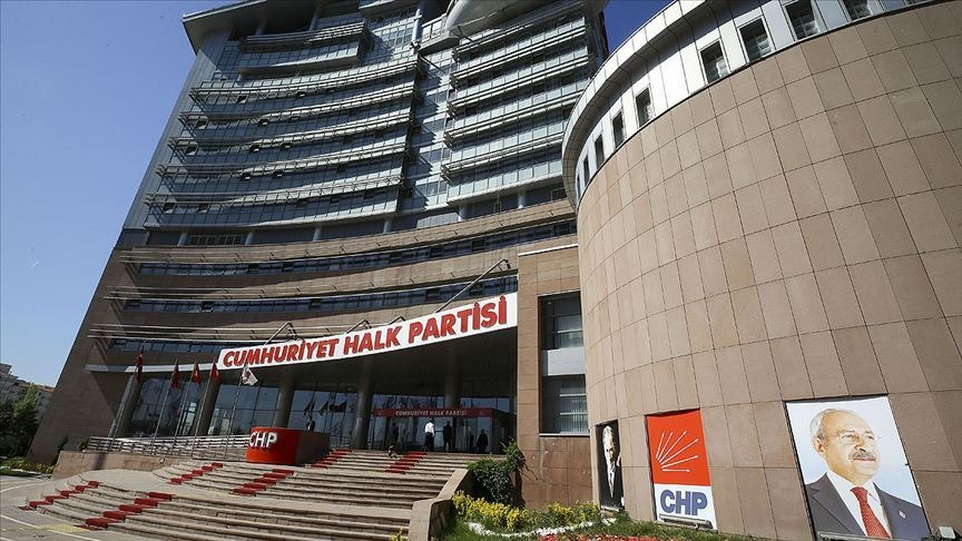ÖN SEÇİM TALEBİ KABUL EDİLDİ
Kerimoğlu'nun konuşması coşkuyla karşılanırken, çalıştayın 10 maddelik sonuç bildirgesi oy birliğiyle kabul edildi. Bildirgede, seçimlerde adayların zorunlu ön seçim yoluyla belirlenmesi talebi ilk sırada yer aldı. Ayrıca, delegelik sistemi, oy kullanımı, üyelik tanımı, parti içi seçme ve seçilme hakkı, mali disiplin, üç dönem kuralı, genel sekreterlik ve etik kuruluna ilişkin talepler de belirtildi.
