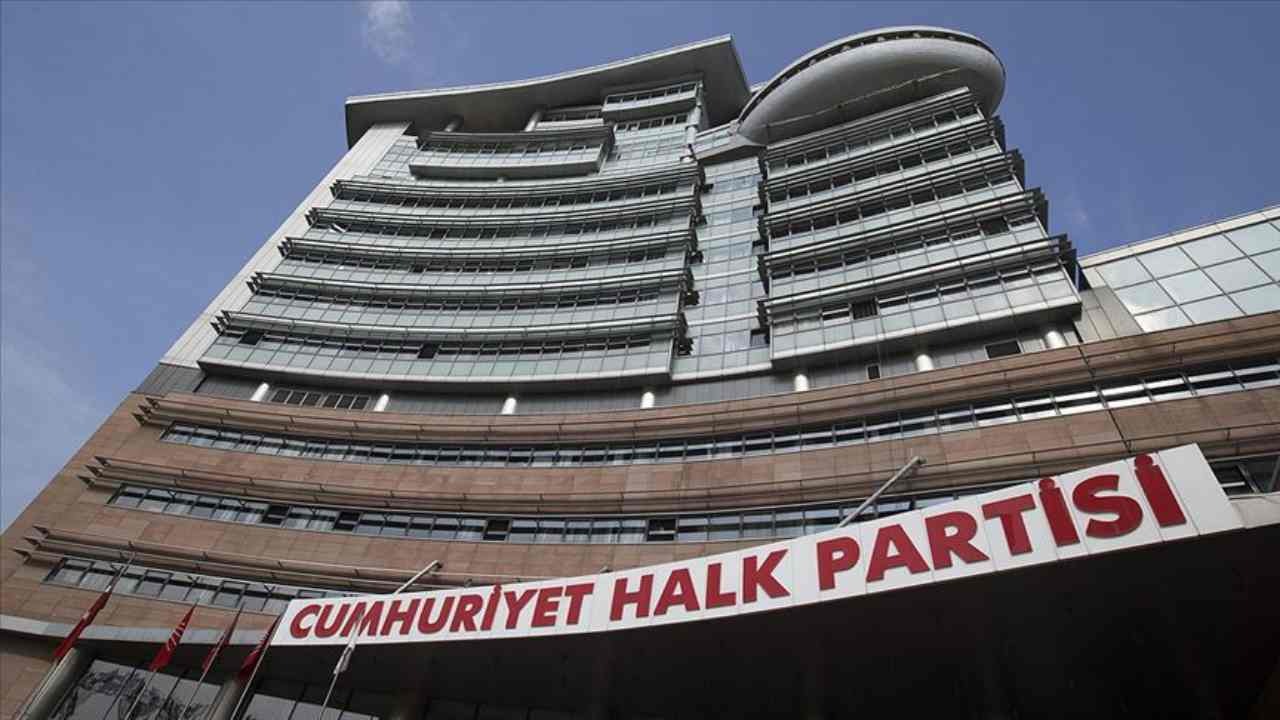 PARTİ İÇİ REFORMLAR GÜNDEMDE
Çalıştayda kabul edilen sonuç bildirgesi, partinin daha demokratik ve şeffaf bir yapıya kavuşması için atılacak adımları içeriyor. Delegelik sisteminin gözden geçirilmesi, oy kullanımında şeffaflığın artırılması ve üyelik tanımının netleştirilmesi gibi konular, parti içi demokrasinin güçlendirilmesi açısından önem taşıyor. Ayrıca, mali disiplinin sağlanması ve üç dönem kuralının uygulanması, partinin uzun vadeli stratejilerinin bir parçası olarak değerlendiriliyor.
