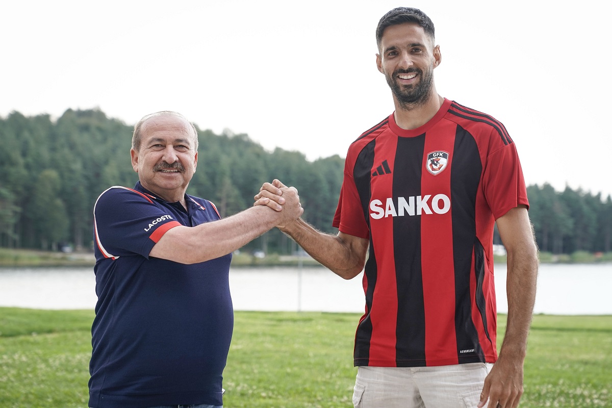 KENAN KODRO, GAZİANTEP FK'DA
Gaziantep Futbol Kulübü, son olarak Ferencvaros forması giyen Bosnalı forvet Kenan Kodro'yu kiralık olarak kadrosuna kattı. Gaziantep Futbol Kulübü, Ferencvaros forması giyen Bosna Milli Takımı forvetlerinden Kenan Kodro’nun kiralanması konusunda kulübü ve oyuncu ile anlaşmaya vardı. Yeni transfer 31 yaşındaki Kenan Kodro, Kulüp Başkanı Memik Yılmaz’ın da katıldığı imza töreniyle resmi sözleşmeye imza attı.
