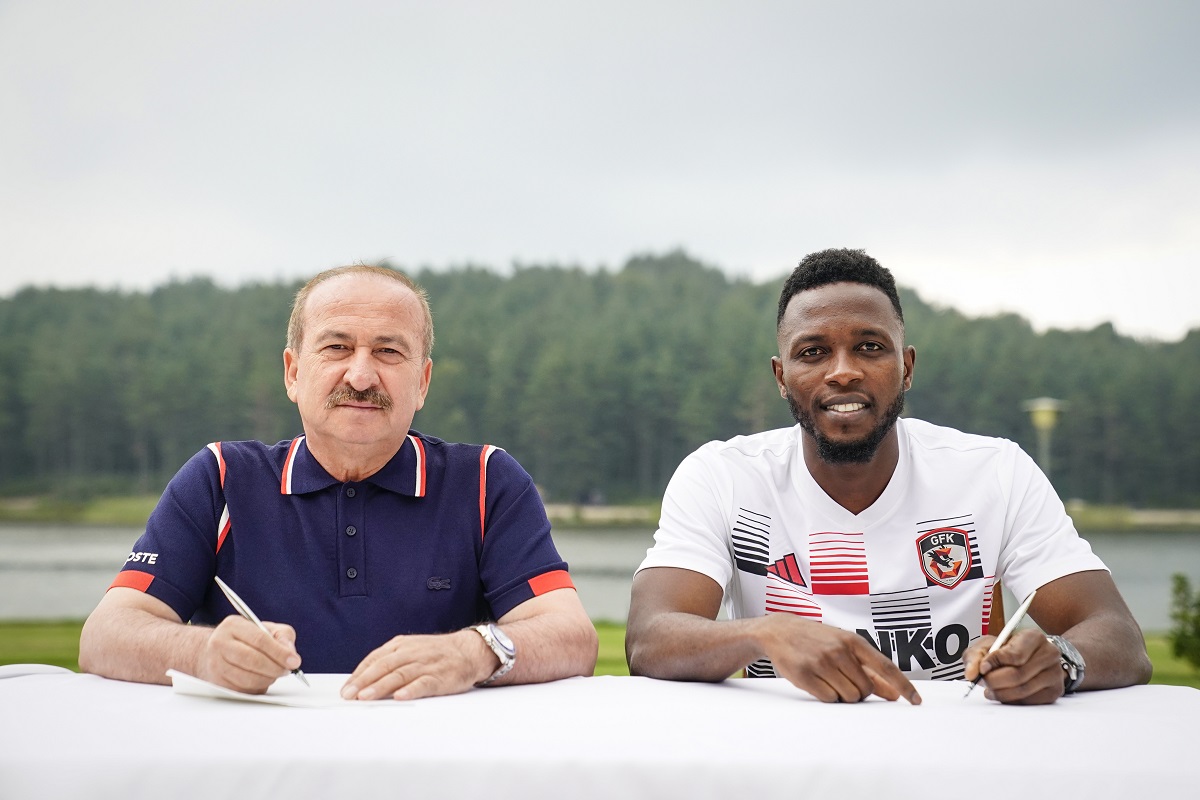 STEPHEN BİTOK, GAZİANTEP FK'DA
Gaziantep Futbol Kulübü, son olarak Diosgyor forması giyen Nijeryalı sol bek Godfrey Stephen Bitok ile 2 yıllık sözleşme imzaladı. Gaziantep Futbol Kulübü, son olarak Macaristan'ın Diosgyor takımında forma giyen Nijeryalı 23 yaşındaki sol bek Stephen Bitok ile 2 yıllık sözleşme imzaladı. Yeni transfer Bitok, Kulüp Başkanı Memik Yılmaz'ın da katıldığı imza töreniyle resmi sözleşmeye imza attı.
