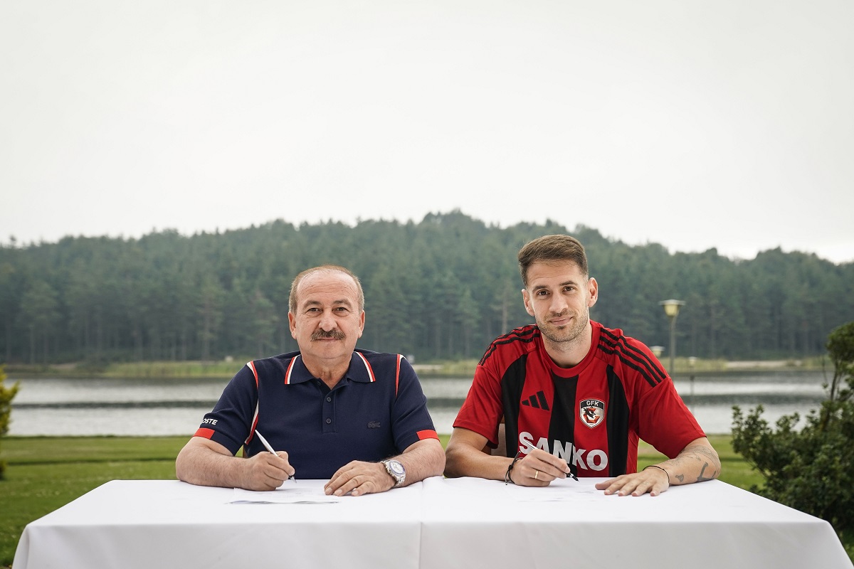 ENRİC SABORİT, GAZİANTEP FK'DA
Gaziantep Futbol Kulübü, İspanyol stoper Enric Saborit ile bir yıllık sözleşme imzaladı. Transfer çalışmalarına devam eden Trendyol Süper Lig ekiplerinden Gaziantep Futbol Kulübü, stoper bölgesinde takviye yaptı. Gaziantep ekibi, 32 yaşındaki İspanyol stoper Enric Saborit ile bir yıllık sözleşme imzaladı. Yeni transfer Enric Saborit, Kulüp Başkanı Memik Yılmaz'ın da katıldığı imza töreniyle resmi sözleşmeye imza attı. 
