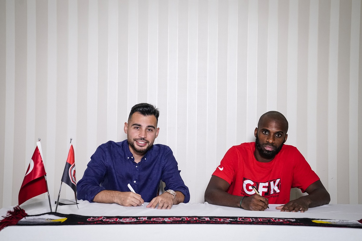 CYRİL MANDOUKİ, GAZİANTEP FK'DA
Gaziantep Futbol Kulübü, son olarak Fransa Ligi takımlarından Paris FC forması giyen ön libero Cyril Mandouki'yi kadrosuna kattı. Transfer çalışmalarına devam eden Trendyol Süper Lig ekiplerinden Gaziantep Futbol Kulübü, ön libero bölgesine takviye yaptı. Gaziantep ekibi, son olarak Fransa Ligi takımlarından Paris FC forması 33 yaşındaki Martinikli ön libero Cyril Mandouki'yi ile bir yıllık sözleşme imzaladı. Kariyerinde farklı takımlarla 357 resmi karşılaşmaya çıkan Mandouki, 10 gol, 9 asist yapma başarısı gösterdi. Tecrübeli futbolcu Martinik Milli Takımı’nda da 12 kez forma giydi.
