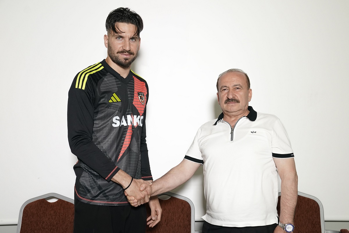 SOKRATİS DİOUDİS GAZİANTEP FK'DA
Gaziantep Futbol Kulübü, Zaglebie Lubin forması giyen Yunan Milli kaleci Sokratis Dioudis'i 2 yıllığına kadrosuna kattı. Yeni sezon hazırlıklarını sürdüren Trendyol Süper Lig ekiplerinden Gaziantep Futbol Kulübü, transfer çalışmalarına da hız verdi. Gaziantep ekibi, transfer çalışmaları kapsamında Zaglebie Lubin forması giyen Yunan Milli kaleci Sokratis Dioudis'i kadrosuna kattı. Kırmızı-siyahlılar, kariyerinde toplam 265 resmi müsabakaya çıkan ve 105 karşılaşmada kalesini gole kapatmayı başaran başarılı file bekçisi Sokratis Dioudis ile 2 yıllık sözleşme imzaladı.
