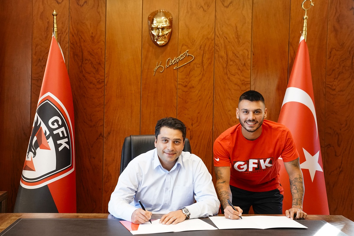 EREN ERDOĞAN TAKIMA KATILDI
Gaziantep Futbol Kulübü, başarılı hücum oyuncusu Eren Erdoğan ile 2+1 yıllık anlaşmaya vardı. Yeni transfer Eren Erdoğan, kulüp başkan yardımcısı Uğur Şireci’nin de katıldığı imza töreniyle birlikte resmi sözleşmeye imza attı. 22 Mayıs 2001 yılında İzmir'de dünyaya gelen Eren, futbola Torbalıspor altyapısında başladıktan sonra Fethiyespor ve Altay’da forma giydi. Türk futbolunun gelecek vaadeden isimlerinden olarak gösterilen 2001 doğumlu futbolcu, toplamda 79 resmi maça çıktı. Yüksek hücüm gücü ve hızıyla dikkat çeken genç futbolcu, 7 gol atıp 9 kez de asist yapma başarısı gösterdi.

