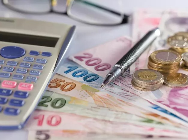 BAŞVURU SÜRECİ NASIL İŞLEYECEK?
Kredi başvurusunda bulunmak isteyen hak sahipleri, önceden düzenlenmiş olan hak sahipliği belgelerine ihtiyaç duymaksızın doğrudan T.C. Ziraat Bankası veya T.C. Halk Bankası şubelerine başvuru yapabilecekler. Bu kolaylık, başvuru sürecini hızlandırırken, vatandaşların bürokratik engellerle karşılaşmadan hızlı bir şekilde kredi imkanından faydalanmalarını sağlayacak.
