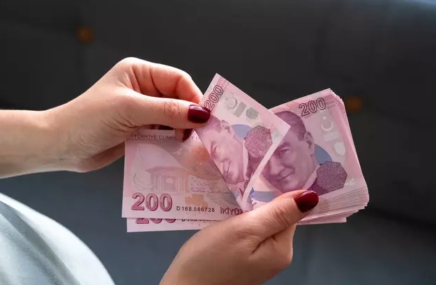 FAİZSİZ KONUT KREDİSİNDEN KİMLER YARARLANABİLECEK?
SGK’nın sunduğu faizsiz konut kredisinden yararlanabilecek gruplar arasında, 5434 sayılı T.C. Emekli Sandığı Kanunu ve 5510 sayılı Sosyal Sigortalar ve Genel Sağlık Sigortası Kanunu kapsamındaki malul, dul ve yetim vatandaşlar bulunuyor. Ayrıca, 2330 sayılı Nakdi Tazminat ve Aylık Bağlanması Hakkında Kanun hükümlerine göre harp veya vazife malullüğü maaşı alan kişiler de bu kredi imkanından faydalanabilecekler.

