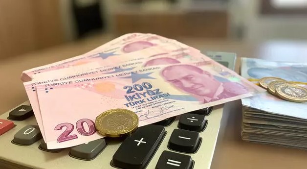 SGK’DAN EV ALMAK İSTEYENLERE FAİZSİZ KREDİ İMKÂNI
Son dönemde konut fiyatları ve faiz oranlarındaki yükseliş, ev sahibi olma hayalini zorlaştırdı. Ancak, SGK’nın yeni duyurusu, bu hayali gerçeğe dönüştürmek isteyenler için umut verici. SGK, belirli yasal düzenlemeler kapsamında maaş alan vatandaşlara yüzde sıfır faizli 400 bin TL konut kredisi sunacak. Bu krediye başvurmak isteyenler, Ziraat Bankası ve Halk Bankası şubelerine müracaat edebilecek.
