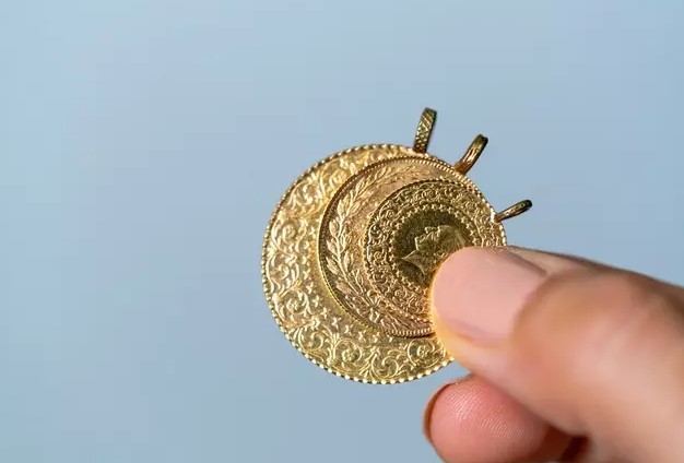 ONS ALTIN FİYATI YÜKSELİŞTE
Ons altın dün, günü önceki kapanışının yüzde 1,17 üzerinde 2.410 dolardan tamamladı. Bugün ise yüzde 0,30 artışla 2.418 dolar seviyesinde işlem görüyor. Bu yükseliş, yatırımcıların altına olan talebinin arttığını gösteriyor.
