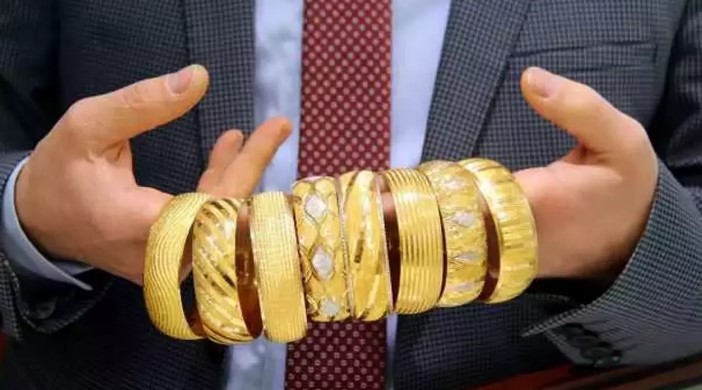 PİYASALARDA BEKLENTİLER VE RİSKLER
Piyasalarda Fed'in faiz kararı ve Orta Doğu'daki gelişmelerin, yatırımcı davranışlarını etkilemeye devam edeceği öngörülüyor. Fed'in faiz kararına yönelik beklentiler ve jeopolitik riskler, altın ve döviz piyasalarında hareketlilik yaratmaya devam ediyor. Analistler, önümüzdeki günlerde bu gelişmelerin piyasalardaki volatiliteyi artırabileceğini belirtiyor.
