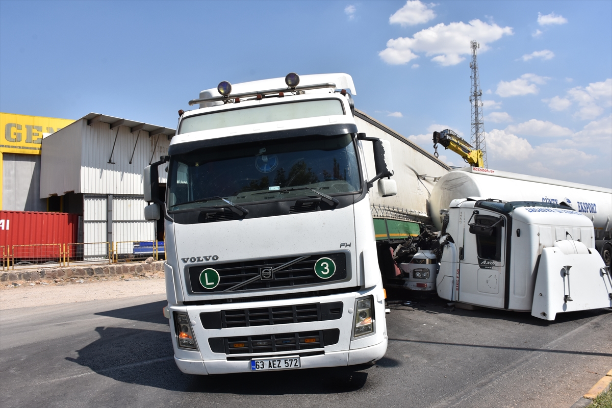 Gaziantep'te Maddi Hasarlı Kaza Ulaşımı Aksattı