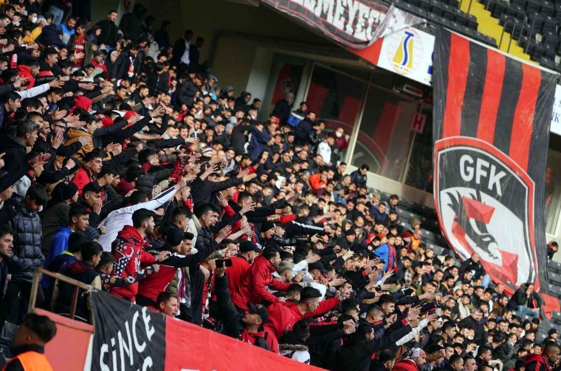 Gaziantep Fk Taraftarlari 5 Otobusle Bodrum Yolunda 1-1