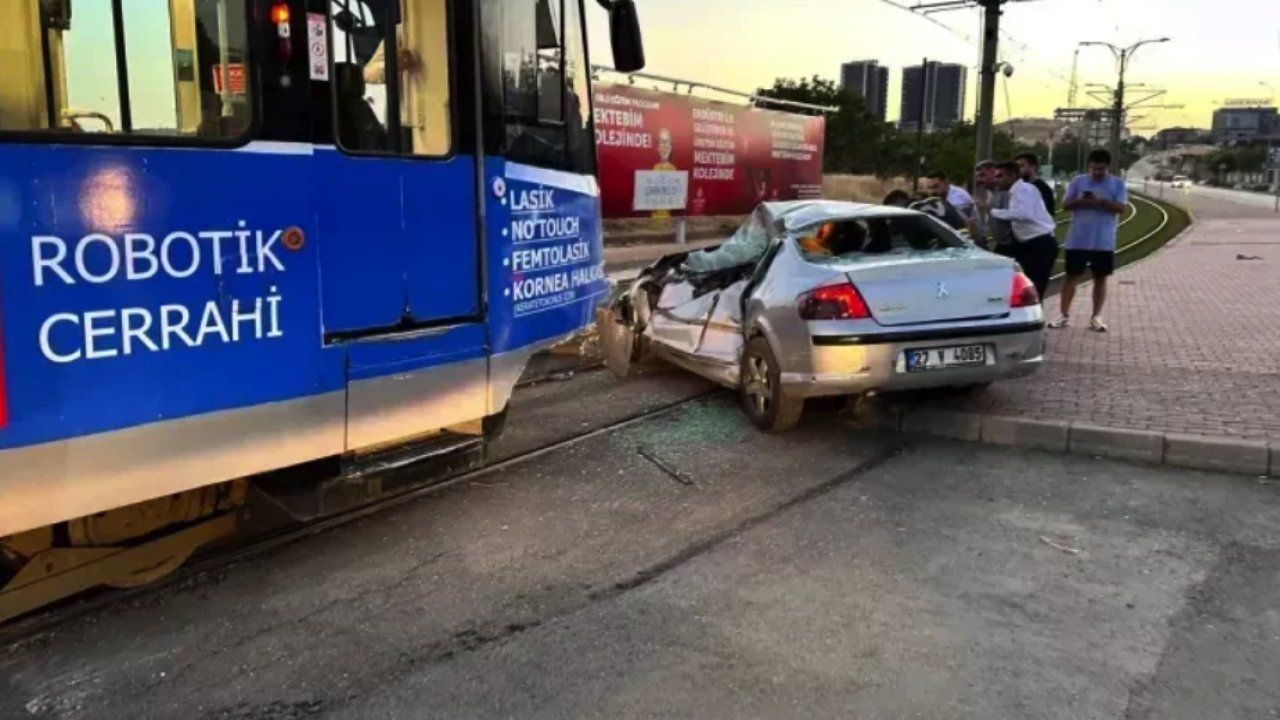 Gaziantep'te Seyir Halindeki Tramvay Ile Otomobil Çarpıştı! Yaralılar Var