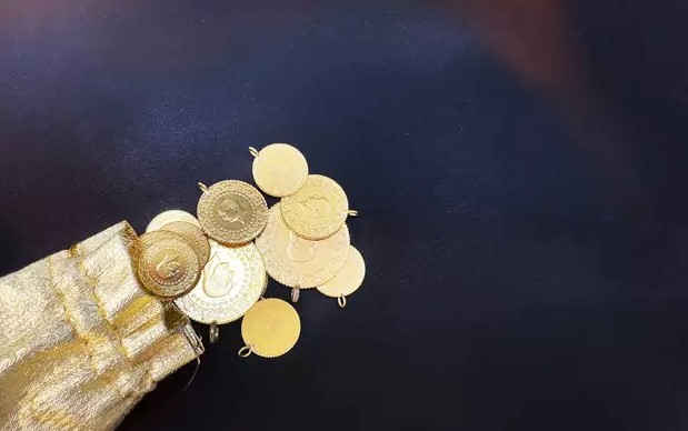 ONS ALTININ HEYECANLANDIRAN YÜKSELİŞİ
Bu gelişmelerle birlikte altın fiyatları hızlı bir tepki vererek yüzde 1,5'in üzerinde değer kazandı. Altın fiyatları, 2434 doların üzerine çıkarak Temmuz ayını kazançla kapattı. Yeni ayın ilk gününde ise erken saatlerde 2458 dolara kadar yükseldikten sonra 2443 dolar seviyelerinde işlem görmeye devam etti. Orta Doğu'da yaşanan gelişmeler de altın fiyatları üzerinde etkili oldu.
