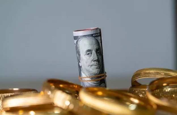 Temmuz 2023’ten bu yana sabit tutulan faiz oranları, bu ay da yüzde 5,25-5,50 aralığında kaldı. Powell, Fed’in enflasyonla mücadeledeki kararlılığını vurgularken, parasal sıkılığın azaltılmasının yakın olduğunu belirtti. Eylül ayında olası bir faiz indirimi ihtimalinden bahsetti.