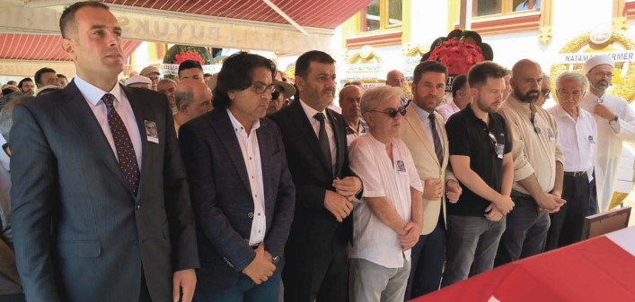 SİYASİ CAMİADA DERİN ÜZÜNTÜ
Dr. İsmail Ertan’ın vefatı, başta CHP olmak üzere, Türkiye’deki tüm siyasi partiler arasında derin bir üzüntü yarattı. Birçok siyasetçi ve kamuoyu, Ertan’ın anısına saygı duruşunda bulunarak onun topluma kattığı değerleri hatırladılar. Özellikle genç nesiller için bir örnek teşkil eden Ertan, siyasi yaşamı boyunca adalet ve eşitlik için mücadele etmiş bir lider olarak hafızalarda kalacaktır.
