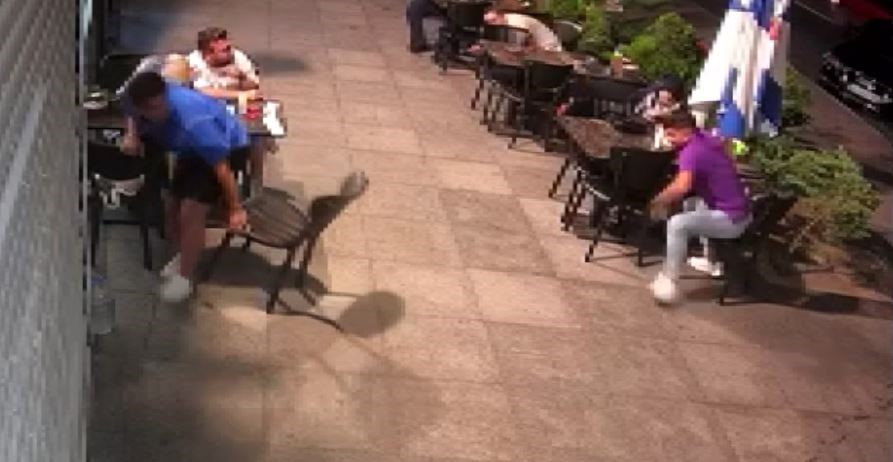 İKİNCİ SALDIRIDA VATANDAŞLAR CANINI ZOR KURTARDI
Saldırganlar, ikinci gün sabah saatlerinde tekrar işletmenin önüne gelerek çevredeki vatandaşlara "çekilin" diye bağırdıktan sonra, işletmeyi kurşun yağmuruna tuttu. Bu esnada işletme önündeki restoranın masalarında oturan vatandaşlar, büyük bir panikle kendilerini yere atarak canlarını kurtarmaya çalıştı. Güvenlik kameralarına yansıyan görüntülerde, saldırganların hızla olay yerinden uzaklaştığı ve restoran çalışanlarının peşlerine düştüğü anlar net bir şekilde görüldü.
