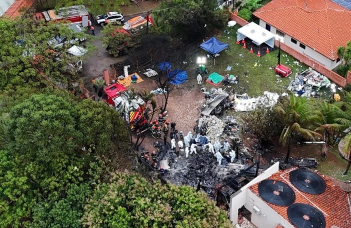 BREZİLYA DEVLET BAŞKANI LULA DA SILVA'DAN TAZİYE MESAJI
Brezilya Devlet Başkanı Luiz Inacio Lula da Silva, bu büyük trajedi karşısında derin bir üzüntü duyduğunu ifade ederek, kazada hayatını kaybedenlerin ailelerine başsağlığı diledi. Silva, yaptığı açıklamada, kazanın ardından yapılan incelemelerde uçakta bulunan herkesin hayatını kaybettiğini belirtti. Devlet Başkanı, böyle büyük bir acının ülke genelinde derin bir yas yarattığını vurguladı.

