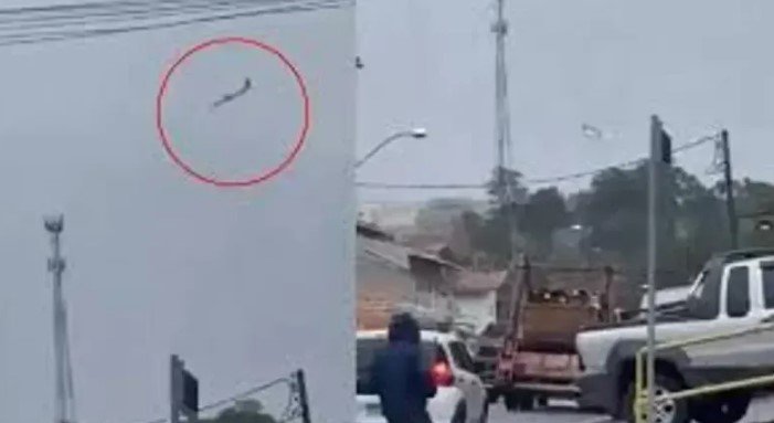 KAZA SONRASI BÜYÜK YANGIN ÇIKTI
Uçağın yere çakılmasının hemen ardından meydana gelen büyük yangın, çevredeki binaları da tehdit etti. Yangın geniş bir alana yayıldı ve itfaiye ekipleri saatler süren yoğun çabalar sonucunda yangını kontrol altına almayı başardı. Neyse ki, uçağın yerleşim alanına düşmesine rağmen binada bulunan kişilerin yaralanmadığı öğrenildi. Kazanın şiddetini gözler önüne seren olay yerinden alınan görüntülerde, uçağın tamamen yanmış olduğu net bir şekilde görüldü.
