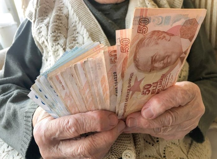 ATM VE MOBİL BANKACILIK İLE DAHA HIZLI İŞLEMLER
Son yıllarda Türkiye genelinde artan ATM sayısı ve gelişen mobil bankacılık uygulamaları, bankacılık işlemlerinin daha hızlı ve kolay bir şekilde yapılmasını sağlıyor. Türkiye’de halihazırda 49,847 ATM bulunuyor ve bu sayı sürekli artıyor. Bankalar, müşterilerinin bu ATM’leri daha etkin bir şekilde kullanabilmesi için ATM ağlarını genişletmeye ve teknolojik altyapılarını güçlendirmeye devam ediyor. Aynı zamanda, mobil bankacılık uygulamaları üzerinden de para çekme ve yatırma işlemleri daha erişilebilir hale getiriliyor.
