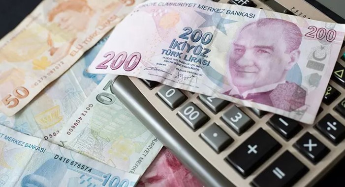 Bu yeni düzenleme ile birlikte, bankaların vezne hizmetleri önemli ölçüde sınırlandırılıyor. Özellikle 20 bin TL altındaki para çekme işlemleri için artık şubelerde uzun kuyruklar beklemek yerine, ATM'lerden hızlıca işlem yapmak mümkün olacak. Bankalar, bu sayede hem müşteri memnuniyetini artırmayı hem de şubelerdeki yoğunluğu azaltmayı hedefliyor.