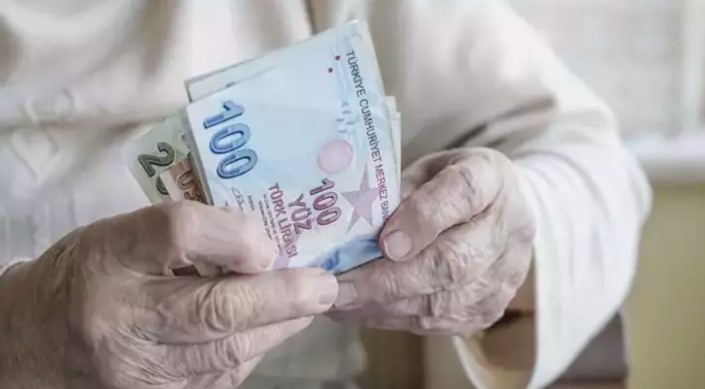 EMEKLİ VATANDAŞLARDA ENDİŞE
Bu değişiklikler, özellikle ATM kullanımı konusunda deneyimsiz olan vatandaşlar arasında bazı endişelere neden olmuş durumda. Özellikle emekli müşteriler, yeni sisteme nasıl uyum sağlayacakları konusunda tedirginlik yaşıyor. Bankaların şubede sunduğu yüz yüze hizmetlerin ATM'ler üzerinden yapılacak olması, bazı vatandaşlar için zorlayıcı olabilir. Ancak bankalar, bu geçiş sürecini kolaylaştırmak amacıyla çeşitli önlemler almayı planlıyor.
