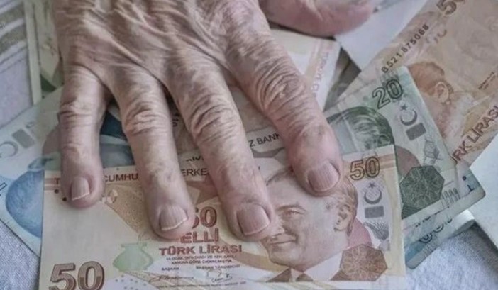 TOPLU PARA ALMA SEÇENEĞİ
Bireysel Emeklilik Sistemi'nde olduğu gibi, TES’te de çalışanlar emekli olduklarında isterlerse toplu para alabilecekler. TES, ikinci bir emeklilik kaynağı olarak tasarlandığı için, düşük primlerle dahi emeklilere ortalama bir maaş sunma hedefleniyor. Bu durum, emeklilerin yaşam standartlarının yükselmesine önemli katkı sağlayacak.
