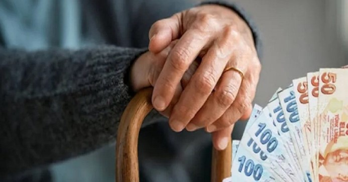 YAŞ ŞARTI UYGULAMASI
Tamamlayıcı Emeklilik Sistemi’nde 18 yaş şartının getirilmesi düşünülüyor. Ancak daha önce işe başlayan bireylerin, kendi adlarına yatırılan primlerin sayılması gerektiği ifade ediliyor. Bu nedenle, yaş şartının esnetilmesi gerektiği vurgulanıyor.
