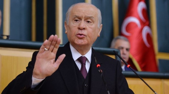 TÜRK BAYRAĞINA SAYGI ÇAĞRISI
Bahçeli, Türk bayrağına saygı göstermeyen kişilerin Türkiye Cumhuriyeti vatandaşlığından çıkarılması gerektiğini savundu. "Türk bayrağını kabullenemeyen şerefsizlerin Türkiye Cumhuriyeti vatandaşlığından derhal çıkarılması, mallarına-mülklerine el konulması gerekmektedir," ifadelerini kullanan Bahçeli, bu konuda devletin tüm imkanlarının seferber edilmesi gerektiğini belirtti.
