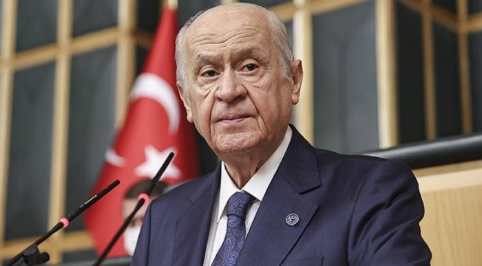 SİYASİ ARENADA YANKILAR
Devlet Bahçeli’nin bu sert açıklamaları, siyasi arenada büyük yankı uyandırdı. DEM Parti hakkında kapatma davası açılması ve dokunulmazlıkların kaldırılması talepleri, önümüzdeki günlerde mecliste ve kamuoyunda geniş çapta tartışılacak konular arasında yer alacak gibi görünüyor. Bahçeli’nin çıkışı, MHP’nin milli birlik ve beraberlik konusundaki kararlı duruşunu bir kez daha ortaya koyuyor.
