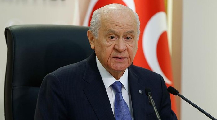 DEM PARTİ İÇİN KAPATMA DAVASI ÇAĞRISI
Devlet Bahçeli, DEM Parti’ye yönelik sert açıklamalarda bulunarak, parti hakkında kapatma davası açılması gerektiğini belirtti. Bahçeli, “DEM Parti’nin bölücü faaliyetleri karşısında müfettiş görevlendirilmesiyle oyalanmak yerine, doğrudan kapatma davası açılması tarihi bir sorumluluktur,” ifadelerini kullandı. Bu açıklama, Bahçeli'nin milli değerlere ve ülkenin bütünlüğüne yönelik hassasiyetini bir kez daha gözler önüne serdi.
