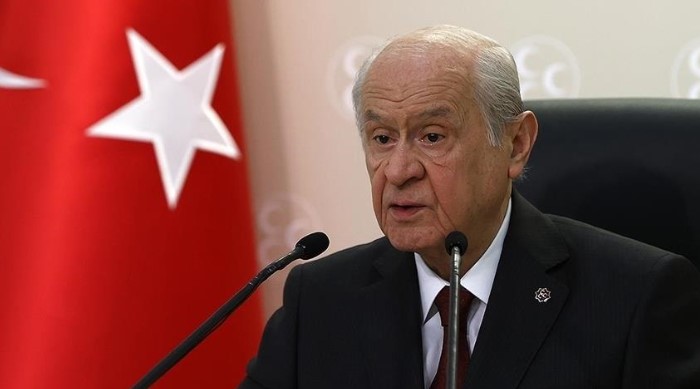 BÖLÜCÜ MİLLETVEKİLLERİNİN DOKUNULMAZLIKLARI KALDIRILMALI
Bahçeli, bölücü olarak nitelendirdiği milletvekillerinin dokunulmazlıklarının kaldırılması gerektiğini belirterek, bu konuda kararlı bir duruş sergilenmesi gerektiğini savundu. "Bölücü milletvekillerinin dokunulmazlıklarının kaldırılması için müfettiş görevlendirilmesiyle zaman kaybetmekten vazgeçilmeli, daha cesur adımlar atılmalıdır," dedi. Bahçeli’nin bu açıklamaları, meclisteki dokunulmazlık tartışmalarını yeniden alevlendirecek gibi görünüyor.
