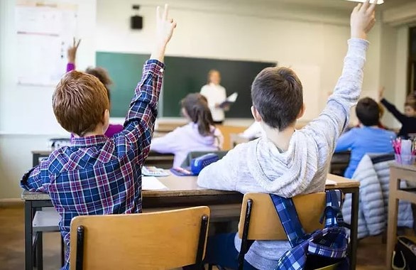 KAYNAK KİTAPLARA YENİ DÜZENLEME
Yeni genelge, ayrıca kaynak ek kitapların alınmasına ilişkin önemli bir düzenleme getiriyor. Bakanlık, süreçte yapılan ders kitapları dışında ek kaynak kitapların alınması için gerekli işlemlerin alınacağını belirtti. Bu karar, velilerin üzerindeki ek mali yükün azaltılması ve tüm faaliyetlerin eşit eğitim olanaklarına sahip olunmasının sağlanması amacıyla alındı. Özellikle son yıllarda ek kaynak kitapların gereksiz bir harcama kalemi haline gelmesi, bu tür bir düzenlemenin gerekliliğini ortaya koymuştu.
