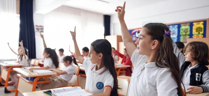 SÜREÇ ODAKLI ÖLÇME VE DEĞERLENDİRME
MEB, yeni genelge ile birlikte sınavların yerine süreç odaklı bir değerlendirme ve değerlendirme yaklaşımını benimseyeceğini açıklayacak. Bu yaklaşımda, yalnızca sınav anındaki performanslarını değil, tüm eğitim sürecini gelişmeleri dikkate almayı amaçlıyoruz. Yıllar boyunca gösterdiği çaba, katılım ve öğrenme, bu yeni değerlendirme bölümü önemli bir rol oynayacak. Böylece, çocukların öğrenmesi daha fazla odaklanmaları ve sınav kaygısından uzak bir şekilde eğitim görmeleri hedefleniyor.
