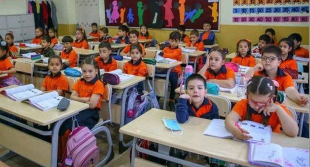 EĞİTİMDE YENİ BİR DÖNEM BAŞLIYOR
Milli Eğitim Bakanlığı'nın bu yeni düzenlemeleri, Türkiye'de eğitim sisteminin önemli bir bölümünün işaretlerini veriyor. Sınav odaklı bir eğitim anlayışından uzaklaşarak, öğrenci merkezli ve süreç odaklı bir yaklaşımı benimsenmesi, daha yaygın ve stressiz bir eğitim hayatı geçirmelerine olanak tanıyacak. Ayrıca kaynakla ilgili alınan kitaplar, eğitimde fırsat eşitliğini bir adım olarak değerlendiriyor.
