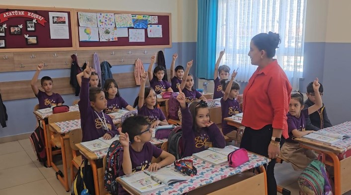 SINAV SAATLERİ TARİHE KARIŞIYOR
MEB tarafından yayımlanan yeni genelgeye göre ilkokullarda uygulanan sınav saatleri tamamen kaldırılıyor. Bu karar, eğitim politikası uzun süreli tartışılan sınav odaklı yaklaşımın yerine, daha uzun süreli bir hesaplama ve değerlendirme sisteminin birleştirilmesi amacıyla gerçekleştirildi. Bilgi, bilgi ve becerilerin sınavlarla değil, eğitim süreci boyunca gözlemlenerek ve değerlendirilerek denetlenerek, bu yeni dönemdeki en temel hedeflerden biri olarak öne çıkıyor.
