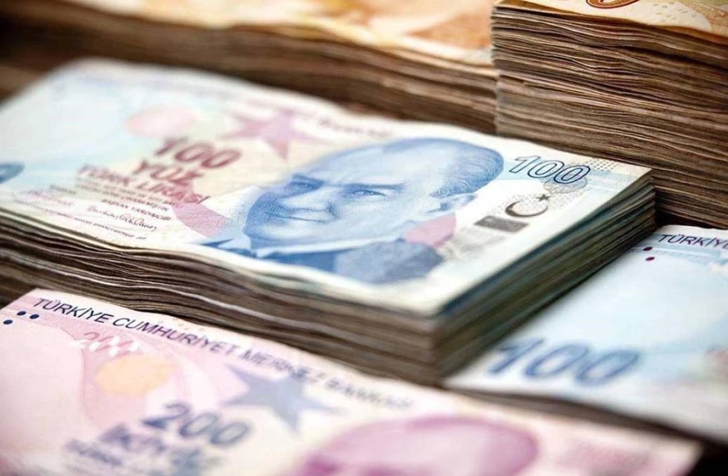 2024'TE EMEKLİ OLMANIN AVANTAJLARI
Murat Bal, 2024 yılında emekli olmayı düşünenler için bu dönemdeki büyük avantajların sunulduğunu dile getirdi. Özellikle 2025 yılı hayatta kalması durumunda maaşlarda ciddi bir gerileme yaşanabileceğini söyleyen Bal, bu durumun emeklilik süresi boyunca maaş zamlarını da olumsuzlukların yaşanabileceğini söyledi. 2024'te emekli olan bir kişinin, yüksek maaş üzerinden zam alacağını ve bu durumun ilerleyen yıllarda maaş artışlarına olumlu yansıyacağını ifade etti.
