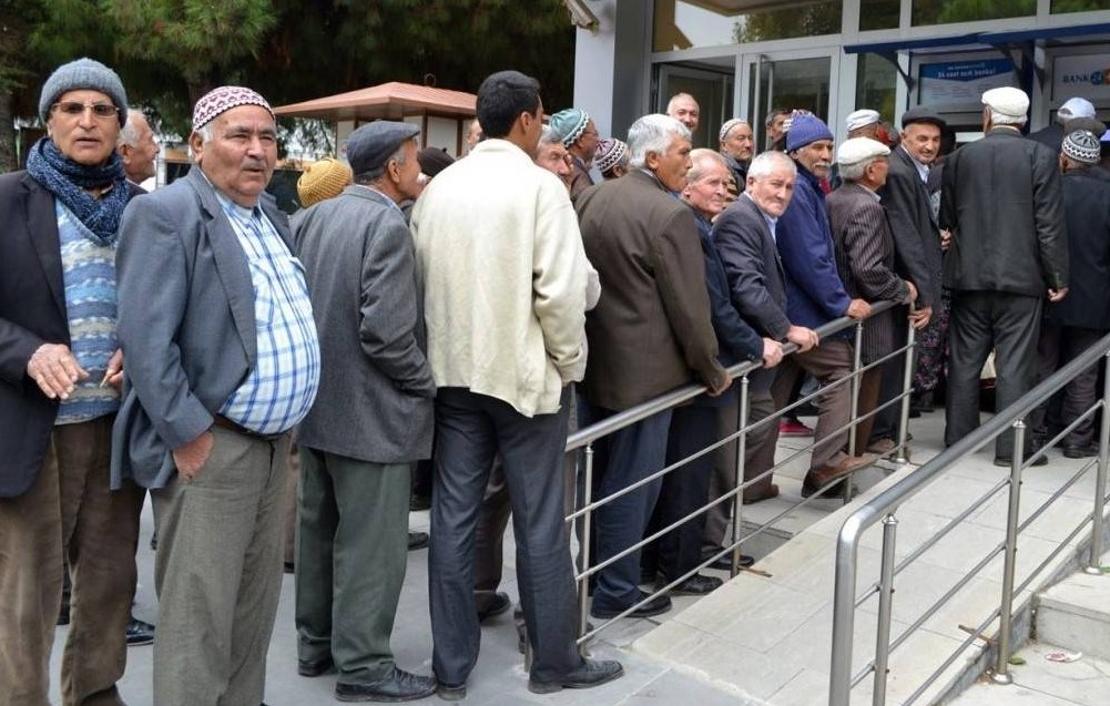 EMEKLİLİK TARİHİNİ ERTELEMEK MAAŞ KAYBINA NEDEN OLABİLİR
Sosyal Güvenlik Uzmanı Murat Bal, emeklilik tarihi 2025 yılı emeklilik maaşlarında yüzde 30'u aşan bir düşüşe neden olması konusunda uyarılarda bulundu. 2024 yılında emekli olma hakkı kazananların, emeklilik dilekçelerini zamanında vermelerini değiştirerek Bal, bu süreçte göz ardı edilmesinin uzun süre kalan büyük kayıplara yol açabileceğini ifade etti.
