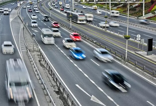 CEZALARDA TEBLİĞ ZORUNLULUĞU KALKTI
Karayolları Genel Müdürlüğü'nün Hizmetleri Hakkında Kanun ile uyumlu hale getirilen yönetmelik değişikliği, otoyol cezalarının tebliğ edilme zorunluluğunu kaldırdı. Devlet otoyollarında cezaların sürücülere bildirilmesi zorunlu olmasına rağmen, özel otoyol işletmelerinde bu zorunluluk bulunmuyordu. Artık cezalar, tebliğ edilip edilmediğine bakılmaksızın uygulanacak.
