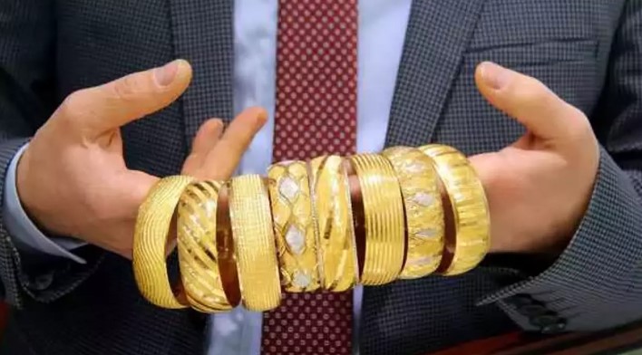 YIL SONU BEKLENTİLERİ VE GRAM ALTIN FİYATI
Uzmanlar, yıl sonunda gram altının en az 3.500 TL olacağını öngörüyor. Yağbasan, "Yıl sonunda ons altın tarafından beklediğimiz seviye 2.800 dolarlara denk geliyor. Gram altının bulunması gereken yerler 3.500-3.750 aralığı. Orta ve uzun vadede ons altında yükselişin devam etmesini bekliyoruz," şeklinde konuştu.
