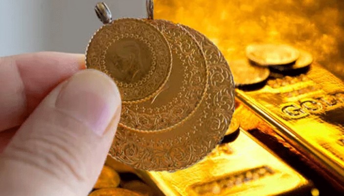PİYASALARDAKİ DALGALANMA VE ALTIN FİYATLARI
Son dönemdeki ekonomik ve siyasi gelişmeler, piyasaları hareketlendirerek altın fiyatlarının tırmanmasına sebep oldu. Küresel piyasalarda yaşanan belirsizlikler, yatırımcıları güvenli liman olarak görülen altına yöneltti. Haniye suikastı, Fed'in açıklamaları ve 3. dünya savaşı söylentileri gibi faktörler, piyasaların tepkisini merak konusu haline getirdi.
