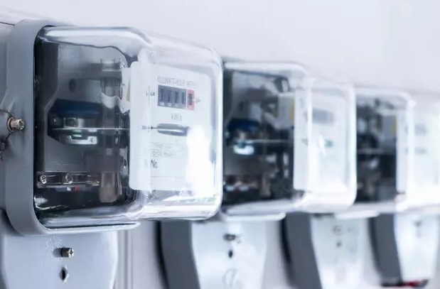 Bu düzenlemelerle birlikte, elektrik piyasasında daha adil ve sürdürülebilir bir yapı oluşturulması amaçlanıyor. Kaçak elektrik kullanımına yönelik caydırıcı tedbirler hayata geçirilecek ve kaçak miktarının tespiti ile önlenmesinde teknolojik imkanlar ve veri kullanımı artırılacak.