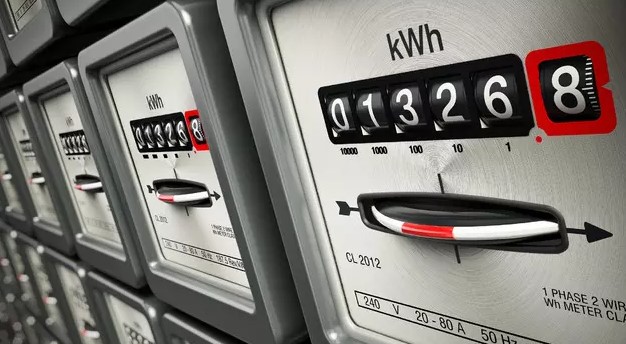 ELEKTRİK PİYASASINDA ŞEFFAFLIK VE CAYDIRICILIK ARTIYOR
EPDK, tüketicilere yönelik planladığı değişikliklerle elektrik piyasasında sürekli iyileştirme sürecine yeni bir aşama getiriyor. Kurum, Tüketici Hizmetleri Yönetmeliği'nde yapılan değişiklikleri içeren taslağı 11 Temmuz'da resmi internet sitesinden kamuoyu görüşüne açmıştı. 15 gün boyunca ilgili kurumlar ve sektörden gelen görüşler toplandı ve şimdi EPDK'nin taslağa yönelik nihai kararını vermesi bekleniyor.
