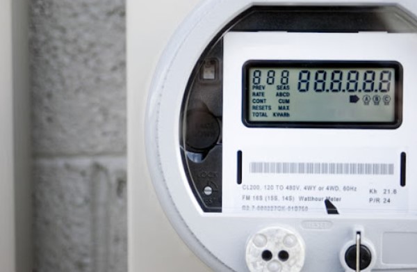 KAÇAK KULLANIMA KARŞI ETKİN TEDBİRLER
Elektrik Dağıtım Hizmetleri Derneği (Elder) Yönetim Kurulu Başkanı Barış Erdeniz, söz konusu taslak düzenlemenin operasyonel değişiklikleri ve süreç iyileştirmelerini içerdiğini belirterek, özellikle kaçakla mücadele, sayaç okuma ve faturalama süreçlerindeki belirsizliklerin giderilmesiyle uygulamada karşılaşılan sorunların önüne geçilmesinin hedeflendiğini söyledi.
