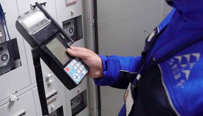 KAÇAK ELEKTRİKLE MÜCADELE VE CAYDIRICILIK
Kaçak elektrik kullanımına yönelik önlemler, piyasanın daha adil ve düzenli işlemesine katkıda bulunacak. Kaçak elektrik tespiti ve işlemlerinde standardı yükseltilmiş prosedürlerin uygulanmasıyla süreçlerin daha tutarlı ve sorunsuz işletilmesi sağlanacak. Uzaktan okuma ve izleme sistemleri gibi uygulamalarla işlemler hızlanacak ve verimlilik artacak. Bu, kaynakların daha etkin kullanılmasıyla tüketici lehine çıktı sağlayacak.
