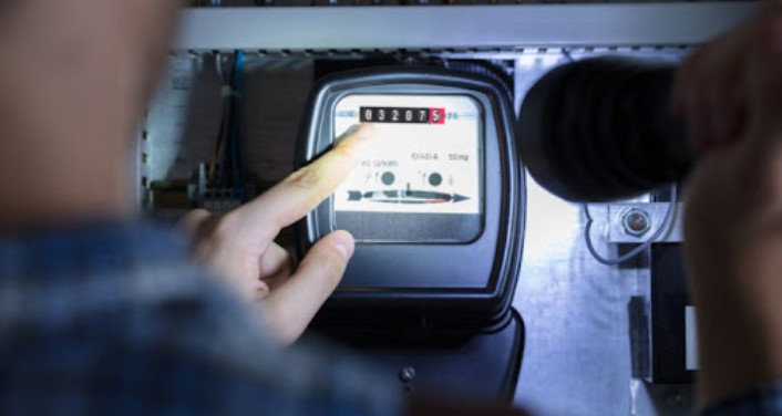 Kaçak elektrik kullananlara yönelik yüksek ceza ve faturalandırma yöntemleri, kaçak kullanım oranlarını düşürecek. Erdeniz, "Kaçak elektrik kullanımında ceza katsayısına yönelik düzenleme, kaçakla mücadeleyi olumlu yönde etkileyecek bir dizi tedbiri içermektedir," dedi.