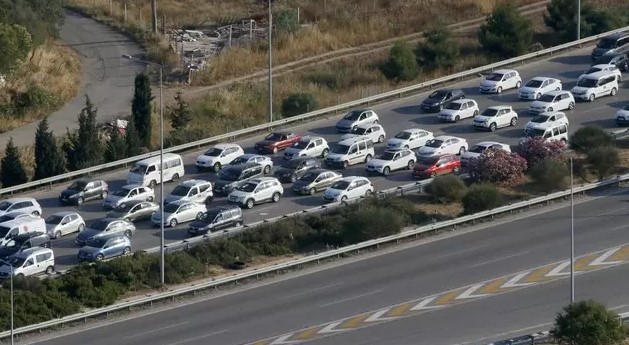 YENİ YÖNETMELİK NELER GETİRİYOR?
Resmi Gazete'de yayımlanarak yürürlüğe giren yönetmelik değişikliği, otoyol cezalarının uygulanmasında önemli yenilikler içeriyor. Artık otoyollardan ücret ödemeden geçen sürücüler, tebliğ edilmeyen cezalarla karşı karşıya kalabilecek. Bu durumda sürücülerin dikkat etmesi gereken bazı önemli noktalar bulunuyor.
