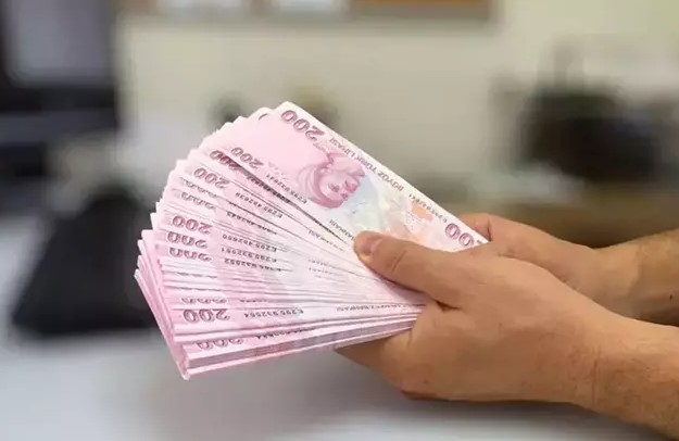 KKM HESAPLARINDA STOPAJ UYGULAMASI
Merkez Bankası geçtiğimiz haftalarda, KKM hesaplarına uygulanan en düşük faiz oranını %40'tan %35'e düşürdüğünü duyurmuştu. Ekonomi yönetiminin aldığı bu kararlar sonucunda KKM hesaplarındaki toplam miktar azalmaya devam ederken, vergi avantajının sona erdiği haberi yatırımcıları etkiledi. Resmi Gazete'de yayımlanan karar uyarınca, 6 ay vadeli KKM hesaplarına %7,5, 1 yıla kadar vadeli KKM hesaplarına ise %5 stopaj uygulanacak.
