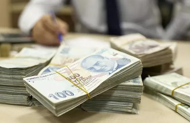FAİZ ORANLARINDAKİ DÜŞÜŞ VE KKM HESAPLARINA ETKİSİ
Ekonomist Bayram, faiz oranlarının %35 seviyelerine düştüğünü ve stopajın getirilmesiyle KKM hesaplarının cazibesinin azalacağını belirtti. Bayram, "Faiz oranları %35 seviyelerine kadar düştü. Stopajın getirilmesiyle birlikte KKM hesaplarının cazibesi kalmadı. Döviz kuru stabil durumda ve sıcak para girişi devam ediyor. Benim tahminim yıl sonuna kadar KKM'nin sona ereceği yönünde," dedi.
