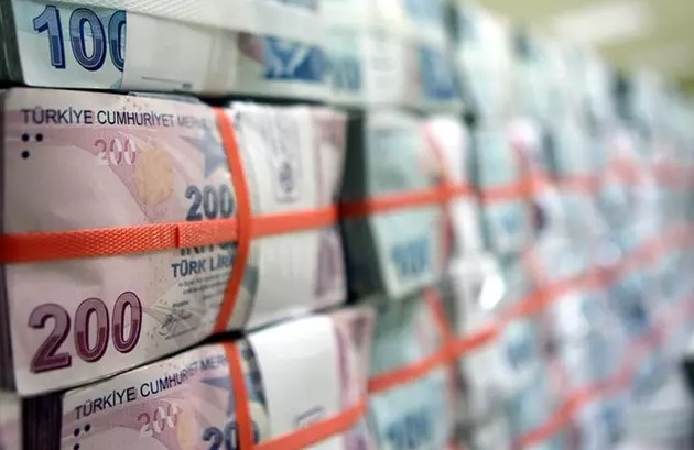 KADEMELİ GEÇİŞ VE KKM HESAPLARININ GELECEĞİ
Pandemi döneminde döviz talebinin önlenmesi amacıyla getirilen KKM düzenlemesinin artık kademeli olarak sona erebileceğini belirten Ekonomist Bayram, "Dövize talebin ani artışını önlemek adına önemli bir enstrümandı. Şu anda devlet isterse KKM'yi tamamen sonlandırabilir," ifadelerini kullandı.
